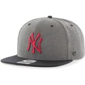 graue-snapback-kappe-mit-flachem-schirm-und-rotem-new-york-yankees-logo-mlb-double-move-captain-von-47-brand