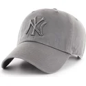 graue-gebogene-kappe-mit-grauem-new-york-yankees-logo-mlb-clean-up-von-47-brand