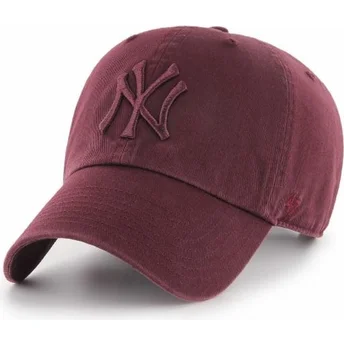 47 Brand MLB New York Yankees Clean Up Kappe mit gebogenem Schirm in Bordeaux mit bordeauxfarbenen Logos