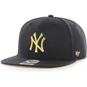 schwarze-snapback-kappe-mit-flachem-schirm-und-goldenem-new-york-yankees-mlb-captain-metalivise-logo-von-47-brand