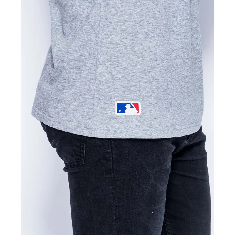 polok-rovid-ujju-szurke-badge-new-york-yankees-mlb-new-era