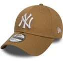 verstellbare-9forty-essential-kappe-mit-gebogenem-schirm-in-hellbraun-von-den-new-york-yankees-mlb-von-new-era