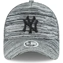 sapkak-ivelt-szurke-snapback-ajustable-9forty-engineered-fit-new-york-yankees-mlb-new-era
