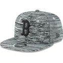 graue-snapback-kappe-mit-flachem-schirm-und-schwarzem-logo-9fifty-engineered-fit-der-boston-red-sox-mlb-von-new-era