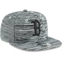 graue-snapback-kappe-mit-flachem-schirm-und-schwarzem-logo-9fifty-engineered-fit-der-boston-red-sox-mlb-von-new-era