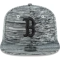 graue-snapback-kappe-mit-flachem-schirm-und-schwarzem-logo-9fifty-engineered-fit-der-boston-red-sox-mlb-von-new-era