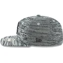 graue-snapback-kappe-mit-flachem-schirm-und-schwarzem-logo-9fifty-engineered-fit-der-boston-red-sox-mlb-von-new-era
