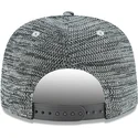 graue-snapback-kappe-mit-flachem-schirm-und-schwarzem-logo-9fifty-engineered-fit-der-boston-red-sox-mlb-von-new-era