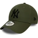 verstellbare-grune-curve-kappe-mit-schwarzem-logo-9forty-league-essential-der-new-york-yankees-mlb-von-new-era