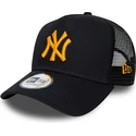 new-era-mlb-new-york-yankees-league-essential-a-frame-trucker-cap-in-marineblau-mit-orangem-logo
