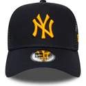 new-era-mlb-new-york-yankees-league-essential-a-frame-trucker-cap-in-marineblau-mit-orangem-logo