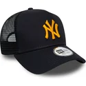new-era-mlb-new-york-yankees-league-essential-a-frame-trucker-cap-in-marineblau-mit-orangem-logo