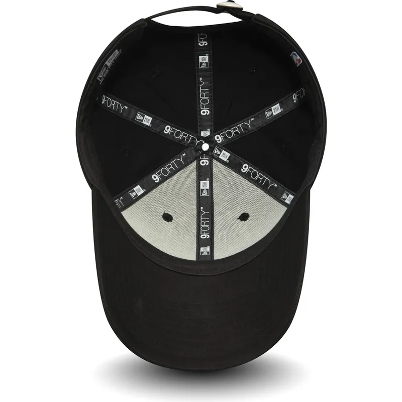 svart-justerbar-kurvad-keps-med-vit-logotyp-9forty-league-essential-fran-chicago-bulls-nba-av-new-era