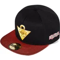 schwarze-und-rote-snapback-kappe-mit-flachem-schirm-millennium-puzzle-yu-gi-oh-von-difuzed