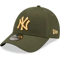 verstellbare-grune-curved-cap-mit-orangem-logo-9forty-league-essential-der-new-york-yankees-mlb-von-new-era