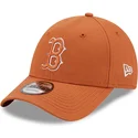 verstellbare-braune-kappe-mit-gebogenem-schirm-und-braunem-logo-9forty-league-essential-der-boston-red-sox-mlb-von-new-era