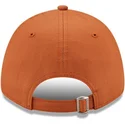 verstellbare-braune-kappe-mit-gebogenem-schirm-und-braunem-logo-9forty-league-essential-der-boston-red-sox-mlb-von-new-era
