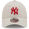 beige-verstellbare-kappe-mit-gebogenem-schirm-und-rotem-logo-9forty-league-essential-der-new-york-yankees-mlb-von-new-era