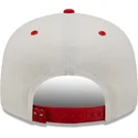weisse-und-rote-flache-snapback-kappe-9fifty-white-crown-von-chicago-bulls-nba-von-new-era