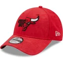 verstellbare-rote-9forty-washed-pack-split-logo-kappe-mit-gebogenem-schirm-der-chicago-bulls-nba-von-new-era