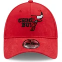 verstellbare-rote-9forty-washed-pack-split-logo-kappe-mit-gebogenem-schirm-der-chicago-bulls-nba-von-new-era