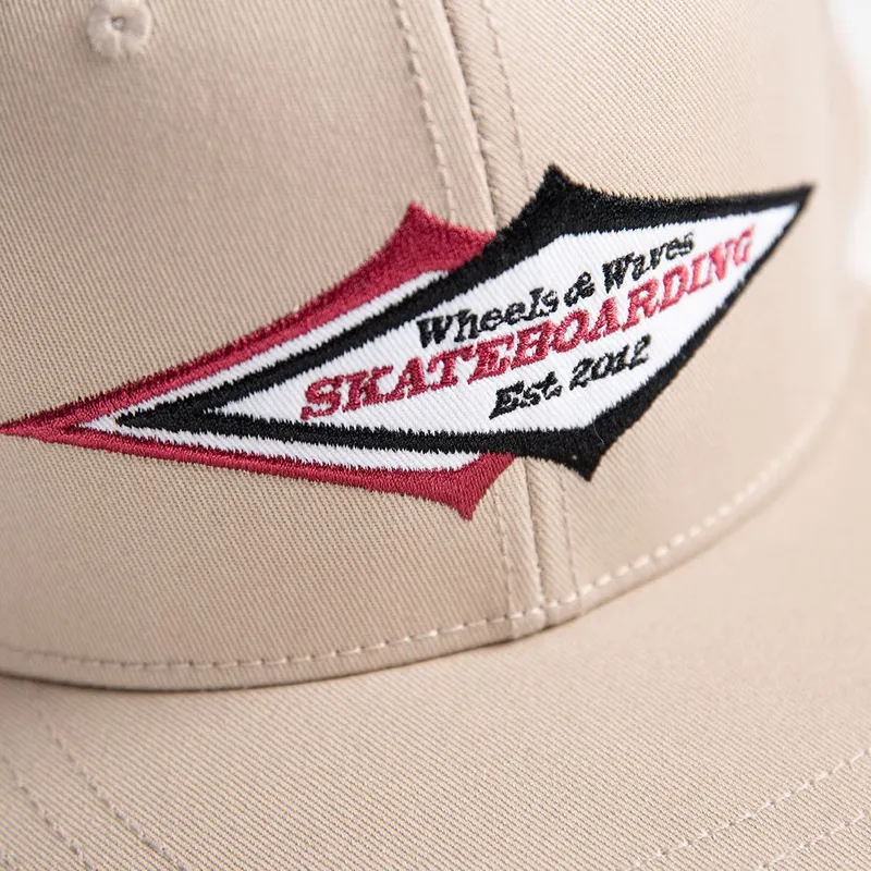 beige-platt-snapback-keps-skateboarding-ww24-fran-wheels-and-waves