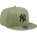 gorra-plana-verde-snapback-con-logo-negro-9fifty-league-essential-de-new-york-yankees-mlb-de-new-era