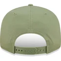 gorra-plana-verde-snapback-con-logo-negro-9fifty-league-essential-de-new-york-yankees-mlb-de-new-era