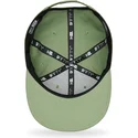 gorra-plana-verde-snapback-con-logo-negro-9fifty-league-essential-de-new-york-yankees-mlb-de-new-era