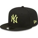 gorra-plana-negra-snapback-con-logo-verde-9fifty-league-essential-de-new-york-yankees-mlb-de-new-era