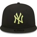 gorra-plana-negra-snapback-con-logo-verde-9fifty-league-essential-de-new-york-yankees-mlb-de-new-era