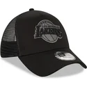 svart-truckerkeps-med-svart-logotyp-9forty-a-frame-tonal-fran-los-angeles-lakers-nba-av-new-era