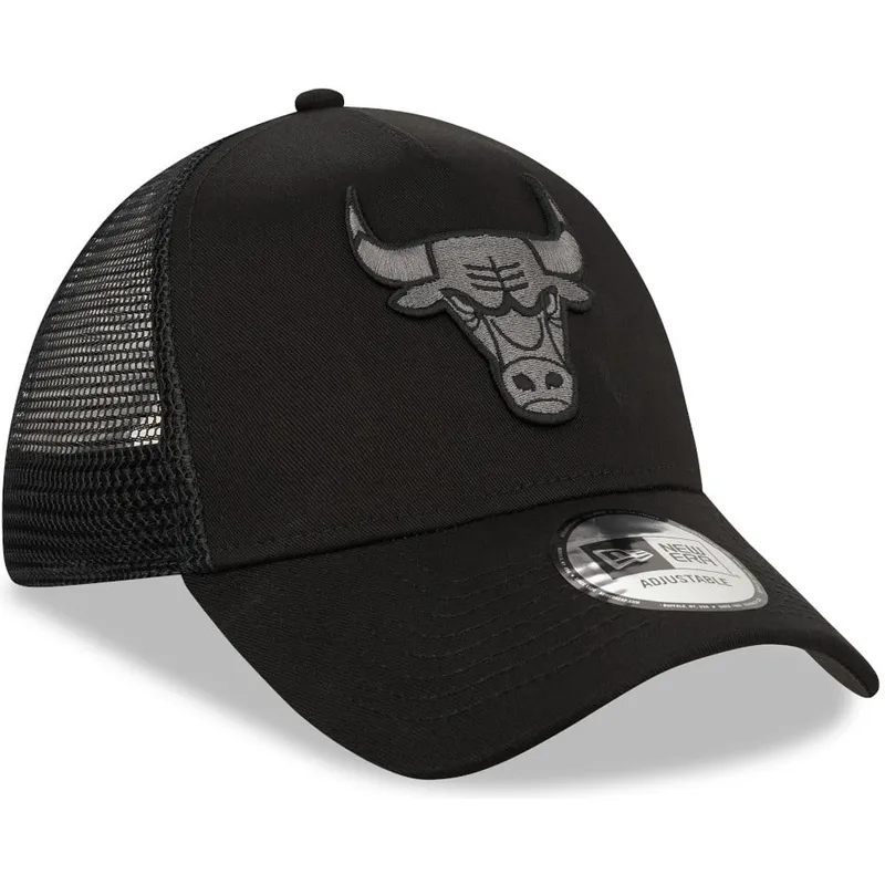 svart-truckerkeps-med-svart-logotyp-9forty-a-frame-tonal-fran-chicago-bulls-nba-av-new-era