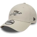 beige-verstellbare-9forty-kappe-mit-gebogenem-schirm-von-bugs-bunny-looney-tunes-von-new-era
