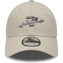 beige-verstellbare-9forty-kappe-mit-gebogenem-schirm-von-bugs-bunny-looney-tunes-von-new-era