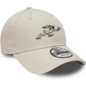 beige-verstellbare-9forty-kappe-mit-gebogenem-schirm-von-bugs-bunny-looney-tunes-von-new-era