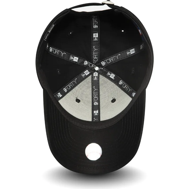 svart-bojd-justerbar-keps-for-barn-med-svart-logotyp-9forty-league-essential-fran-new-york-yankees-mlb-av-new-era
