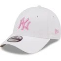 weisse-verstellbare-kappe-mit-gebogenem-schirm-und-rosa-logo-9forty-league-essential-der-new-york-yankees-mlb-von-new-era