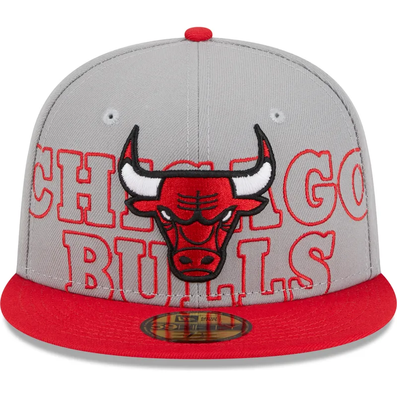 gorra-plana-gris-y-roja-ajustada-59fifty-draft-edition-2023-de-chicago-bulls-nba-de-new-era