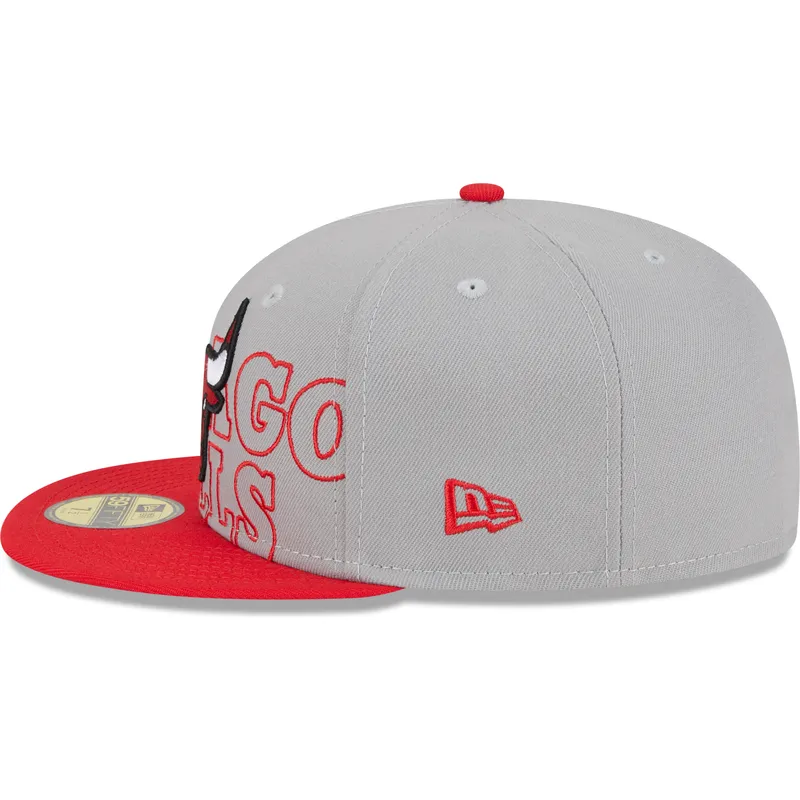 gorra-plana-gris-y-roja-ajustada-59fifty-draft-edition-2023-de-chicago-bulls-nba-de-new-era