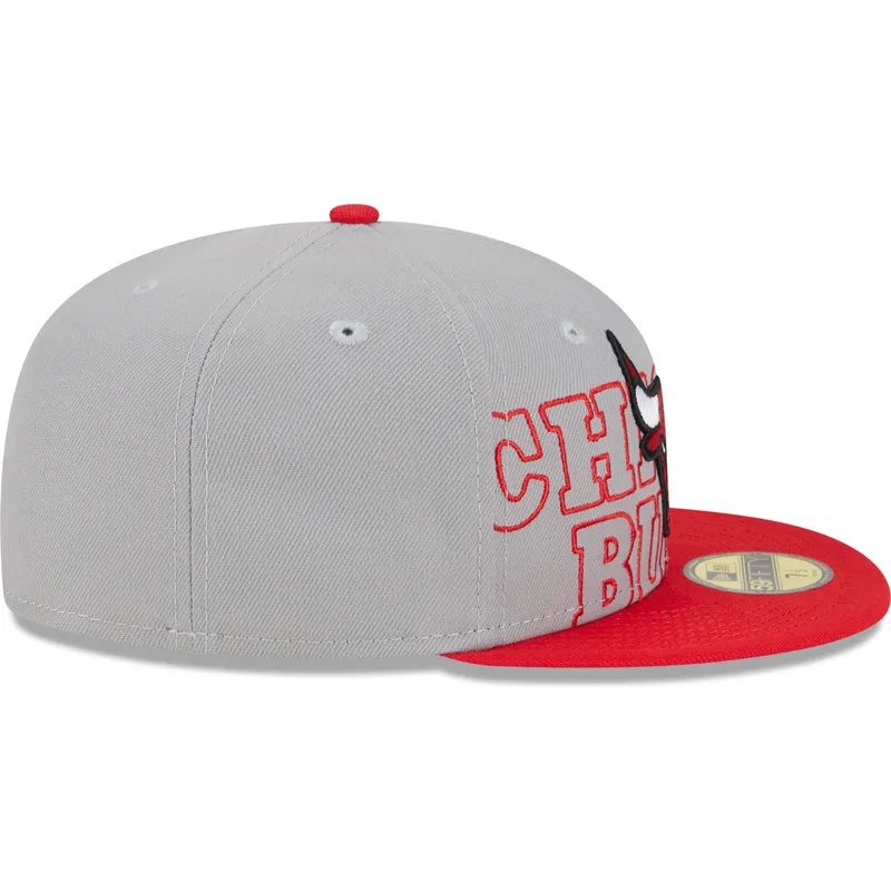 gorra-plana-gris-y-roja-ajustada-59fifty-draft-edition-2023-de-chicago-bulls-nba-de-new-era