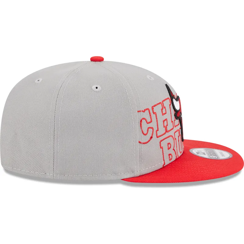 graue-und-rote-flache-snapback-kappe-9fifty-draft-edition-2023-von-chicago-bulls-nba-von-new-era