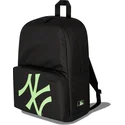 svart-ryggsack-med-gront-multi-stadium-logotyp-av-new-york-yankees-mlb-fran-new-era