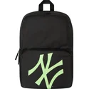 svart-ryggsack-med-gront-multi-stadium-logotyp-av-new-york-yankees-mlb-fran-new-era