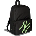 svart-ryggsack-med-gront-multi-stadium-logotyp-av-new-york-yankees-mlb-fran-new-era