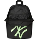 svart-ryggsack-med-gront-multi-stadium-logotyp-av-new-york-yankees-mlb-fran-new-era