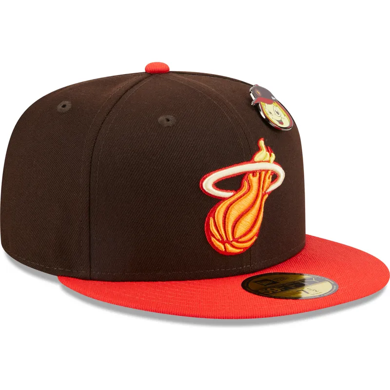 braune-und-rote-anliegende-59fifty-flatcap-the-elements-fire-pin-der-miami-heat-nba-von-new-era