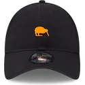schwarze-verstellbare-9twenty-kappe-mit-gebogenem-schirm-und-heritage-pin-abzeichen-von-mclaren-racing-formula-1-von-new-era