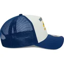 weisse-und-blaue-trucker-kappe-american-mustard-a-frame-food-von-new-era