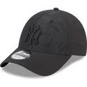 new-era-9forty-multi-texture-verstellbare-schwarze-kappe-mit-gebogenem-schirm-und-schwarzem-logo-der-new-york-yankees-mlb